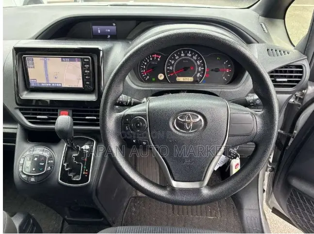 Toyota Noah 2021 Silver