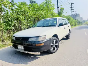 টয়োটা করোল্লা সেডান ২০০১ সাদা