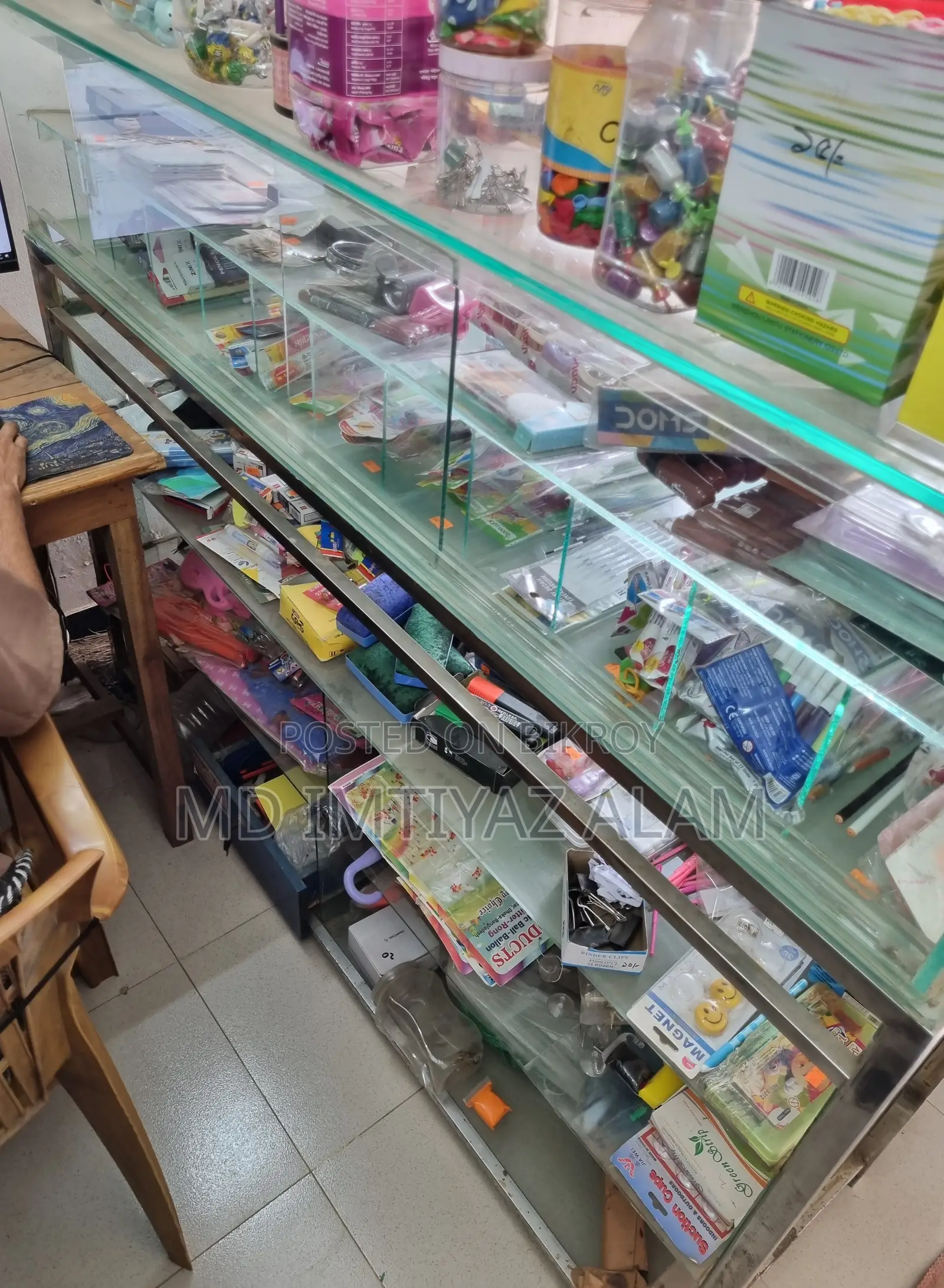 Shop display showcase