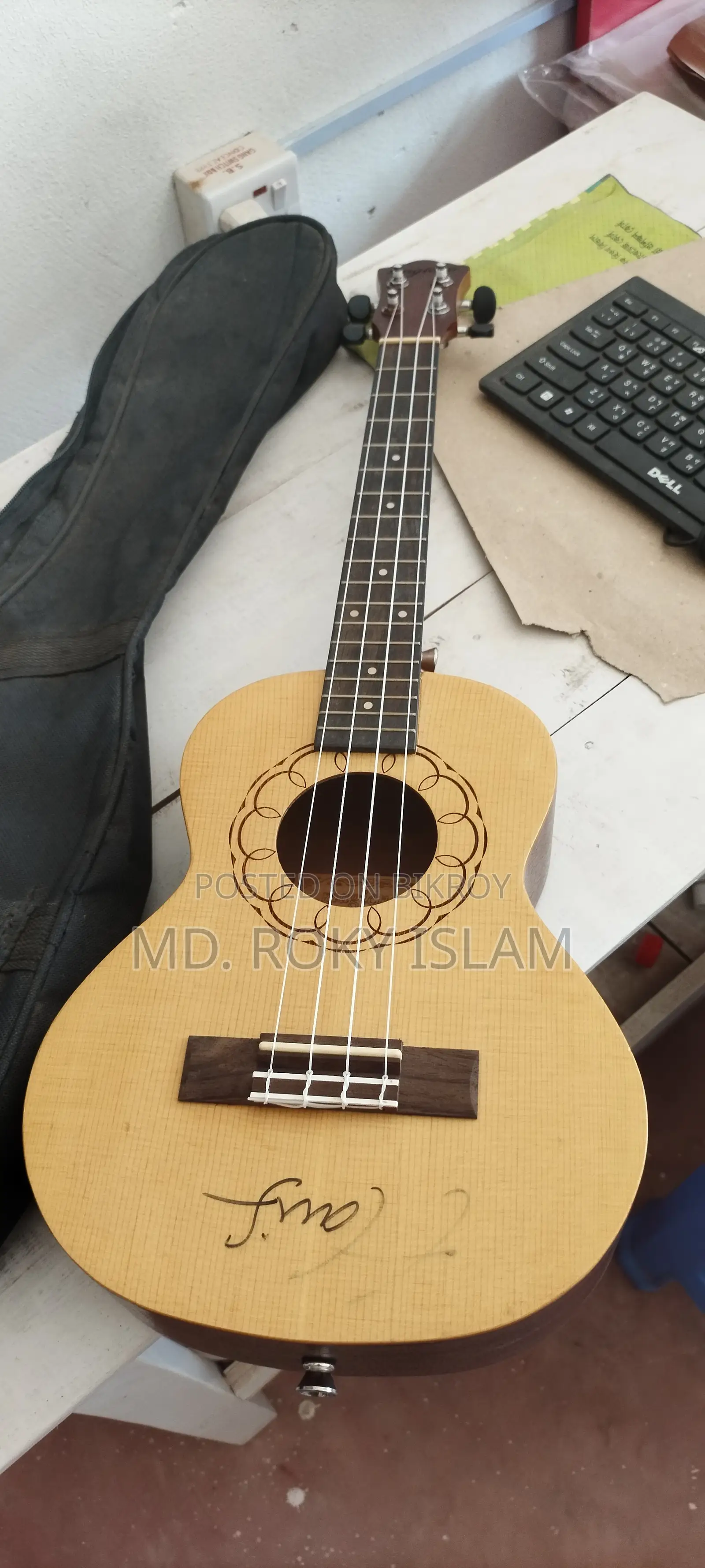 Like new ukulele guitar for sale, with bag