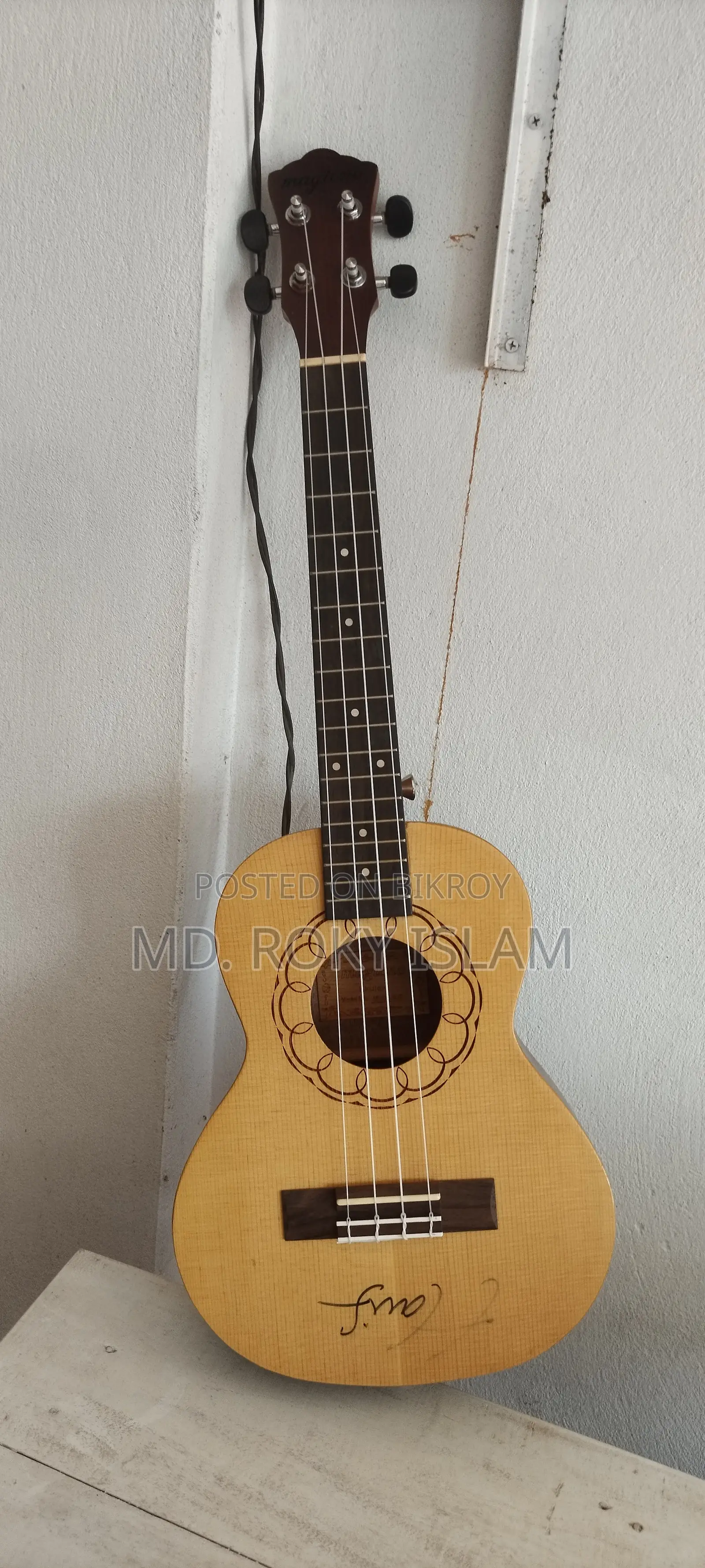 Like new ukulele guitar for sale, with bag