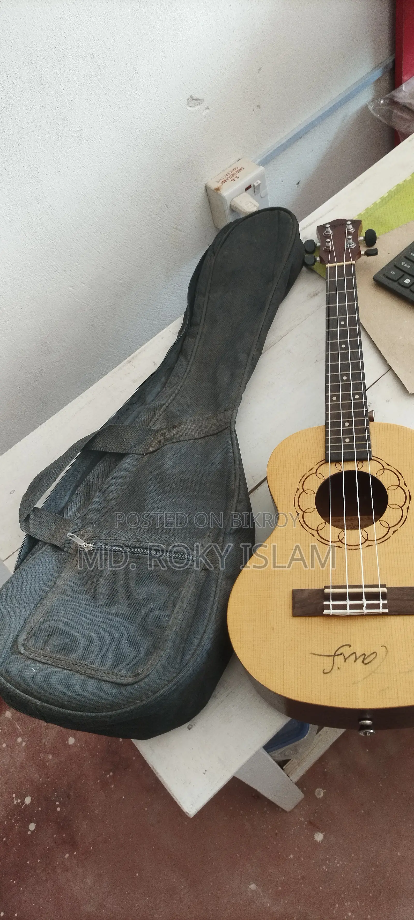 Like new ukulele guitar for sale, with bag