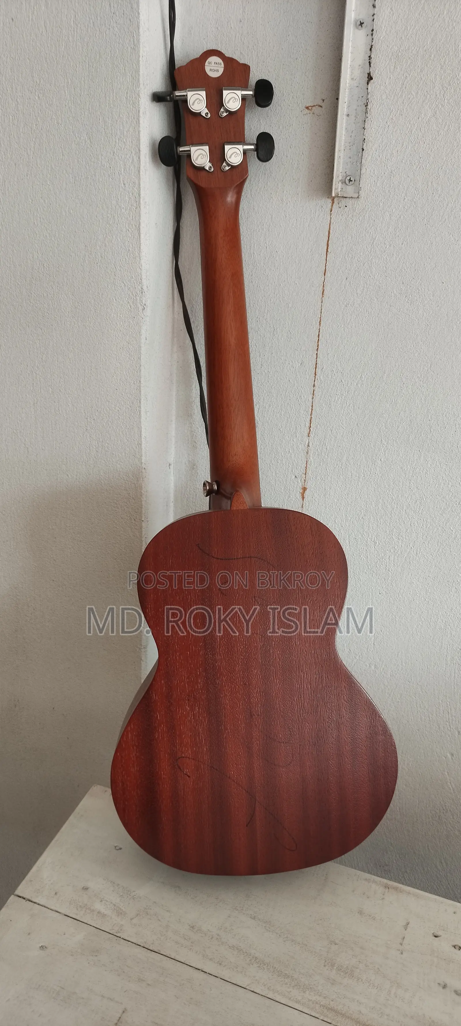 Like new ukulele guitar for sale, with bag
