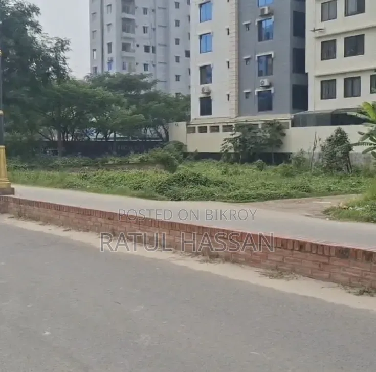 বসুন্ধরা এল ব্লকে ৩ কাঠা দক্ষিন পশ্চিম কনার প্লট বিক্রয় ১৩০×২৫ ফুট