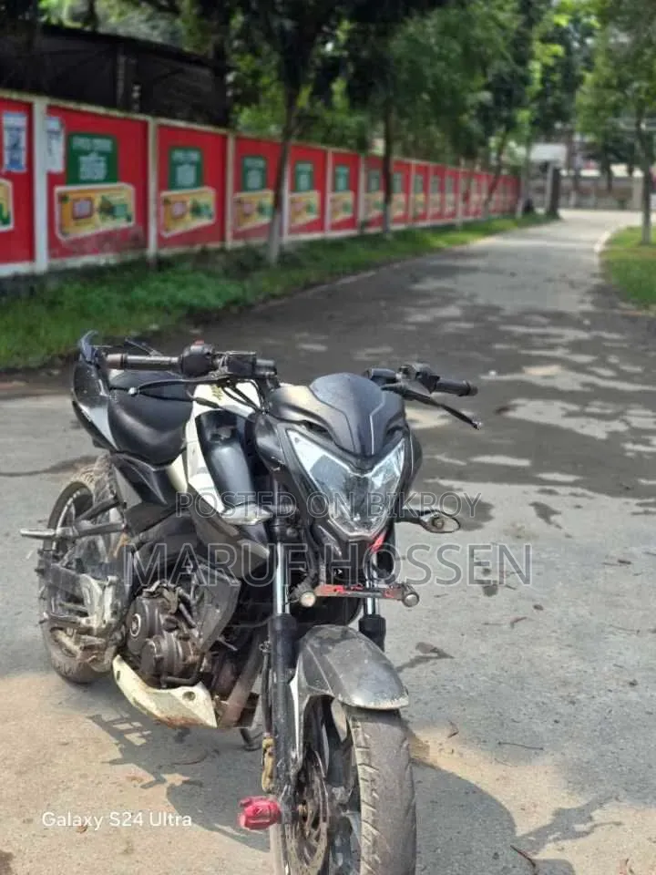 বাজাজ পালসার এনএস ১৬০ ২০১৯ সাদা