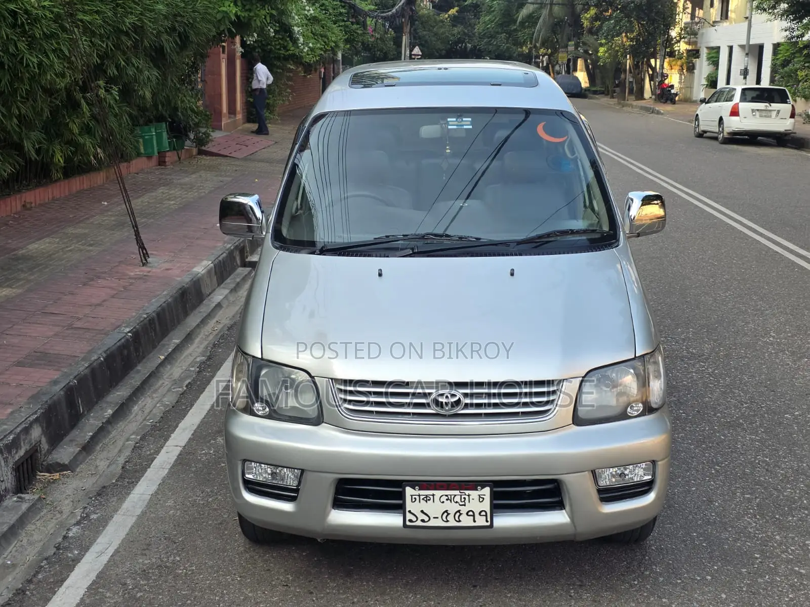 Toyota Noah 2.0 All-Wheel Drive (8 Seater) 2001 Silver