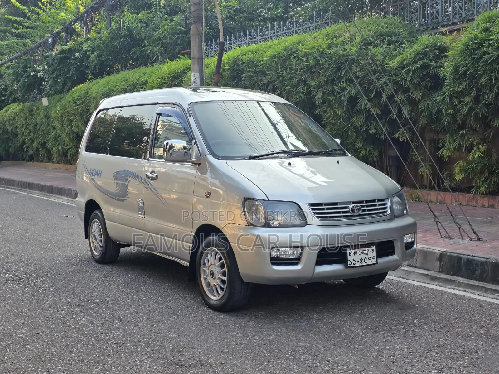 Toyota Noah 2.0 All-Wheel Drive (8 Seater) 2001 Silver