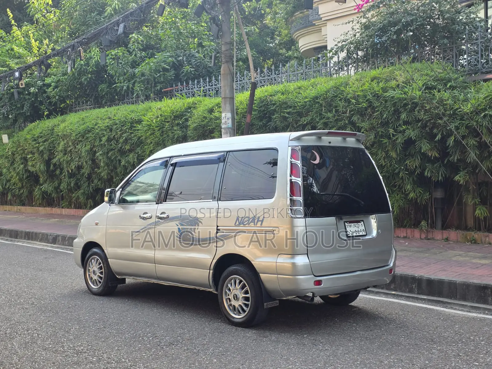 Toyota Noah 2.0 All-Wheel Drive (8 Seater) 2001 Silver
