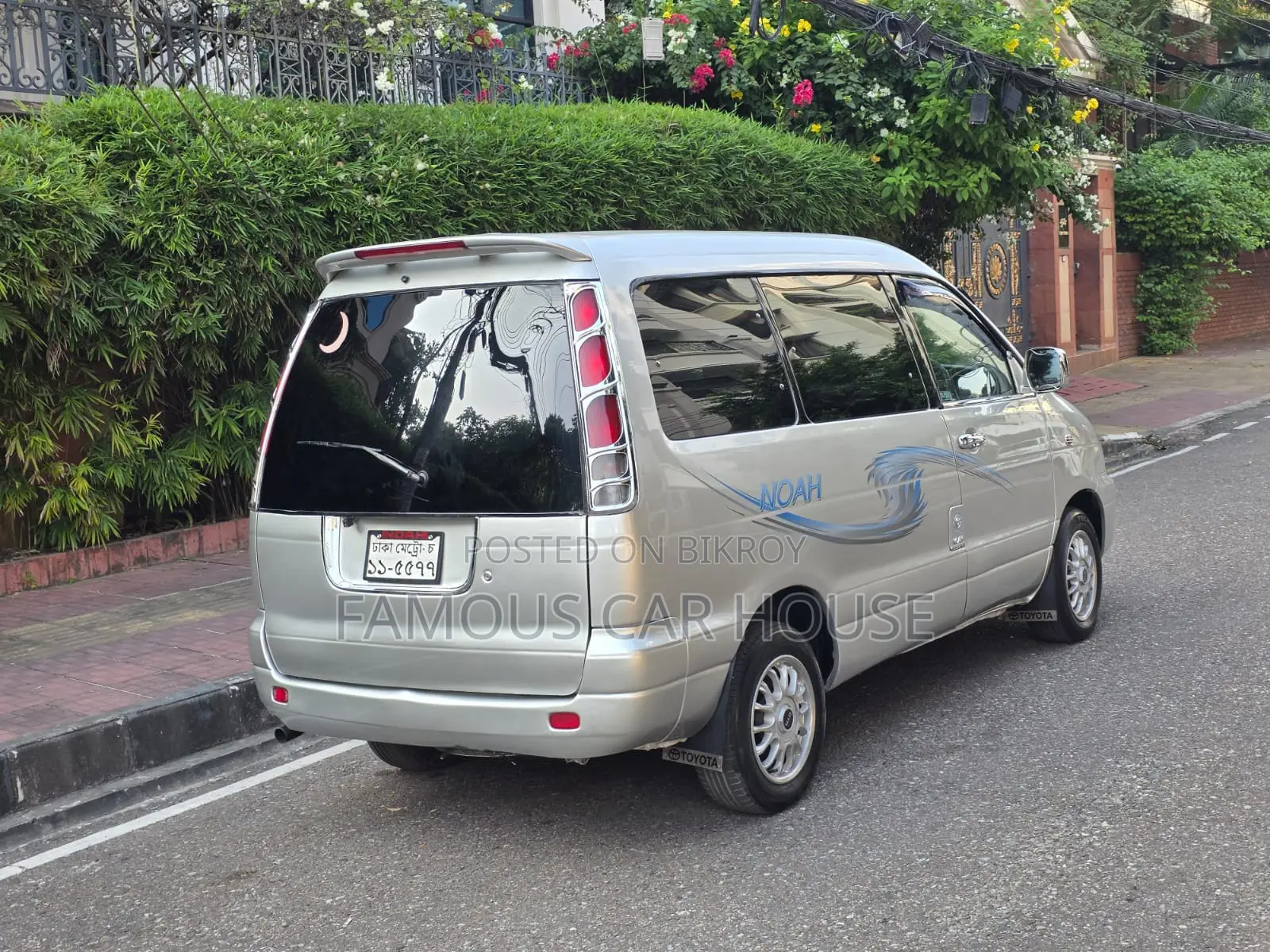 Toyota Noah 2.0 All-Wheel Drive (8 Seater) 2001 Silver