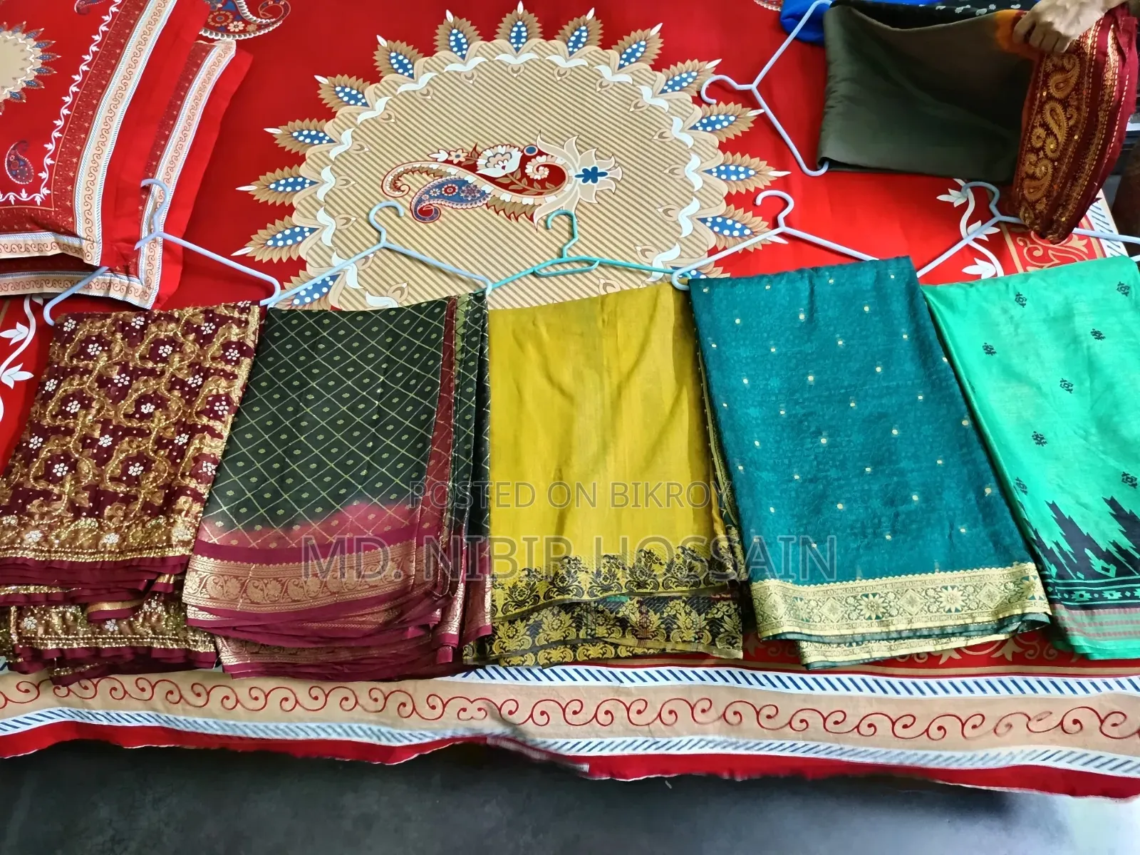 আকর্ষণীয় মূল্যে শাড়িগুলো বিক্রি করা হবে!