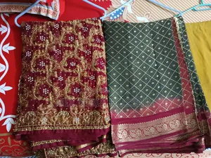 আকর্ষণীয় মূল্যে শাড়িগুলো বিক্রি করা হবে!