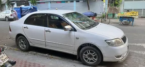টয়োটা করোলা ২০০৪ সাদা