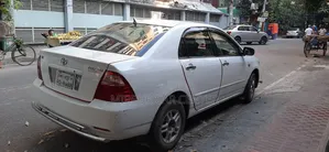 টয়োটা করোলা ২০০৪ সাদা