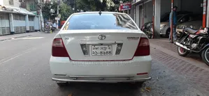 টয়োটা করোলা ২০০৪ সাদা