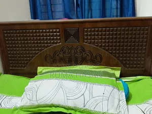 ওক উড এর সিঙ্গেল খাট।
