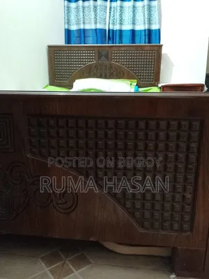 ওক উড এর সিঙ্গেল খাট।