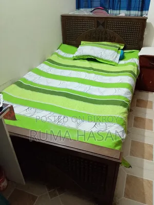 ওক উড এর সিঙ্গেল খাট।