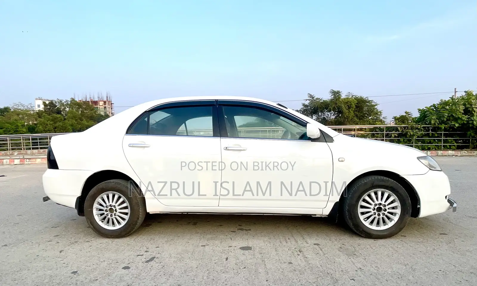 টয়োটা করোল্লা ২০০৪ সাদা