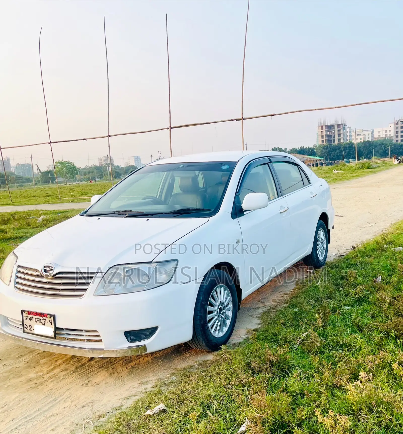টয়োটা করোল্লা ২০০৪ সাদা
