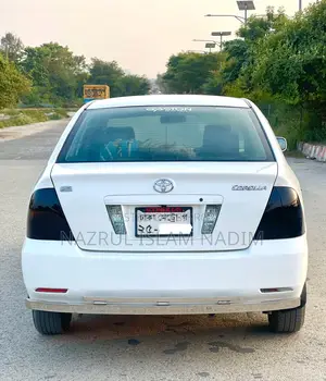 টয়োটা করোল্লা ২০০৪ সাদা