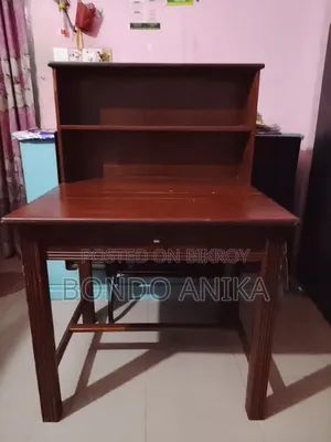 পড়ার টেবিলে