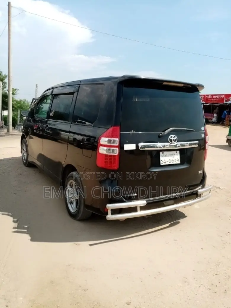 Toyota HiAce 2011 Black