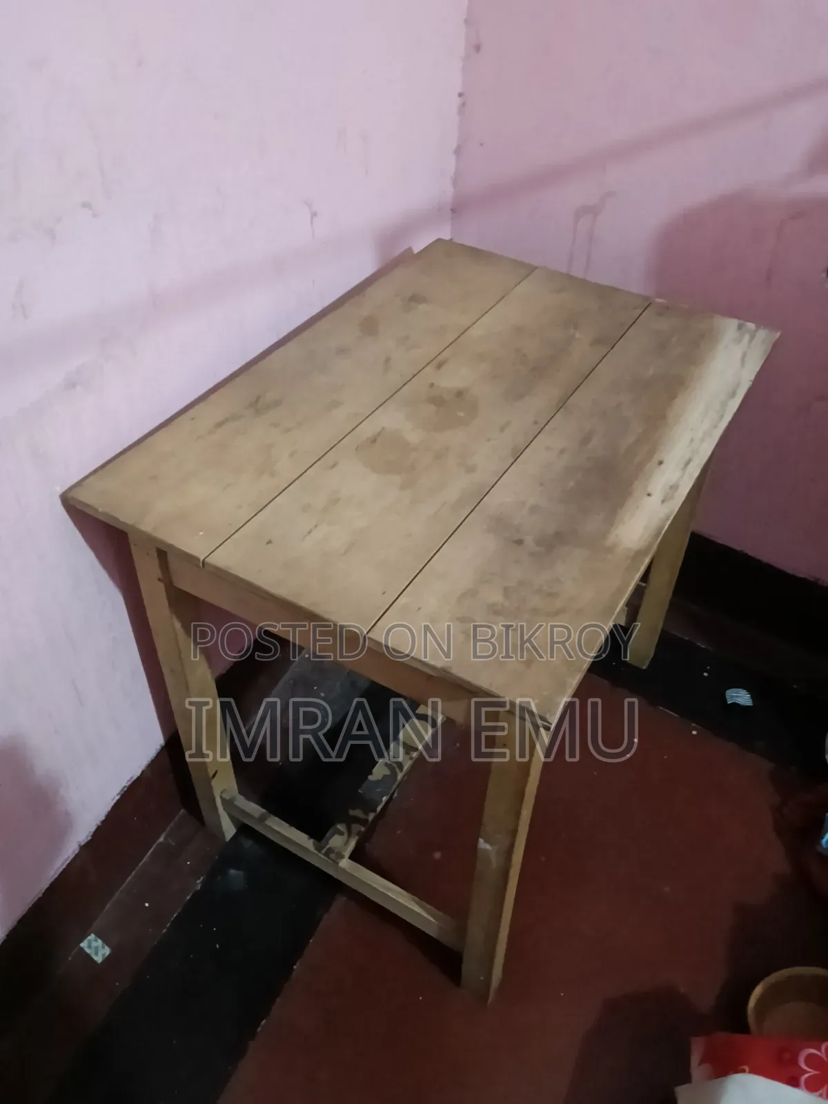 কিচেন র‍্যাক, কাঠের টেবিল ও প্লাস্টিকের চেয়ার