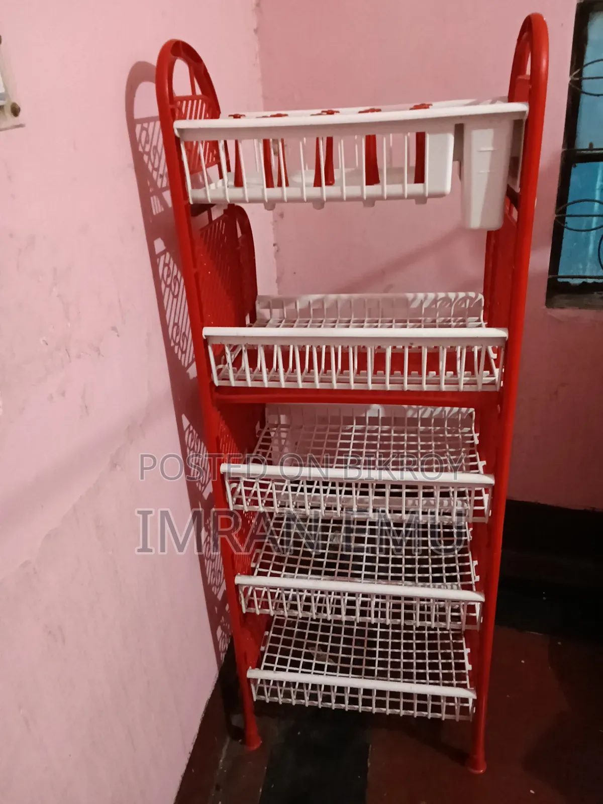 কিচেন র‍্যাক, কাঠের টেবিল ও প্লাস্টিকের চেয়ার