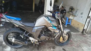 ইয়ামাহা এফজেডএস ভি২ ২০১৭ ব্ল্যাক