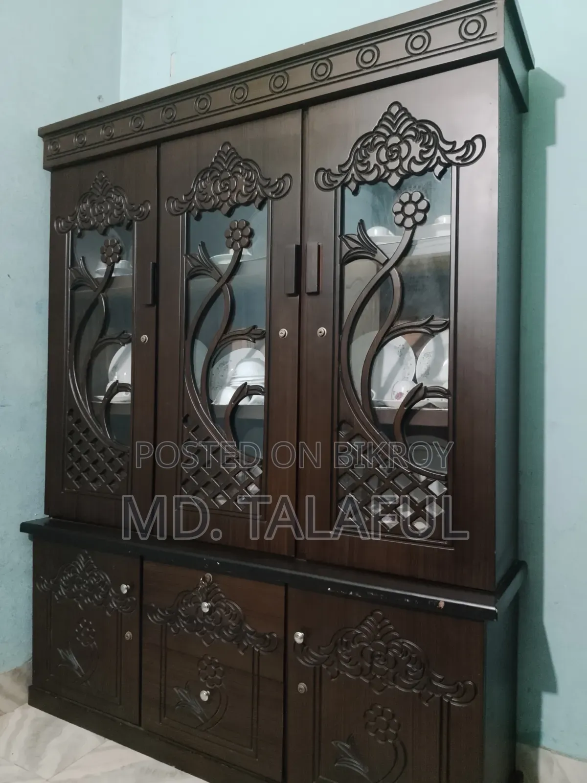 একটি ওয়াল ক্যাবিনেট শোকেস বিক্রি করা হবে