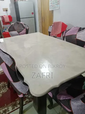 ডাইনিং টেবিল