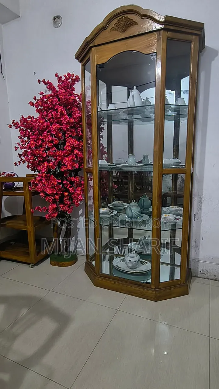 সেগুন কাঠের তৈরী কর্নার শোকেজ
