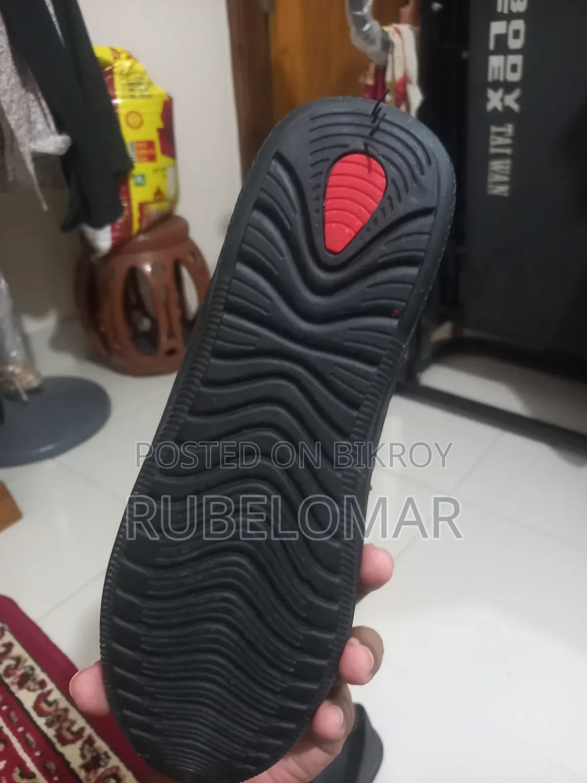 লাকসটা ব্যানডের জুতো