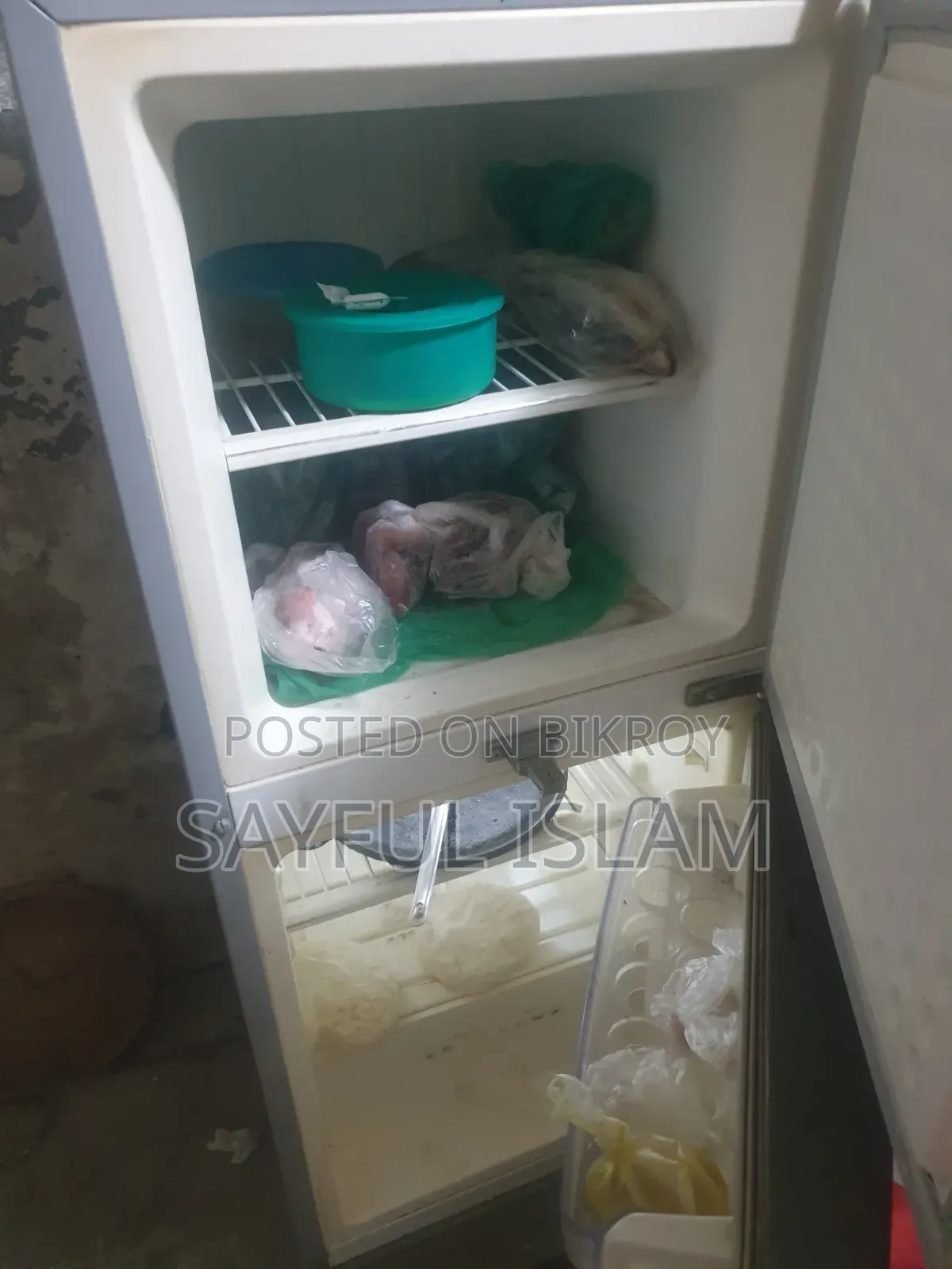 একটি ফ্রীজ বিক্রি করা হবে