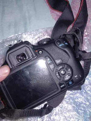 Canon EOS 2000D DSLR Camera With 18-55mm IS II Lens (Full Box)