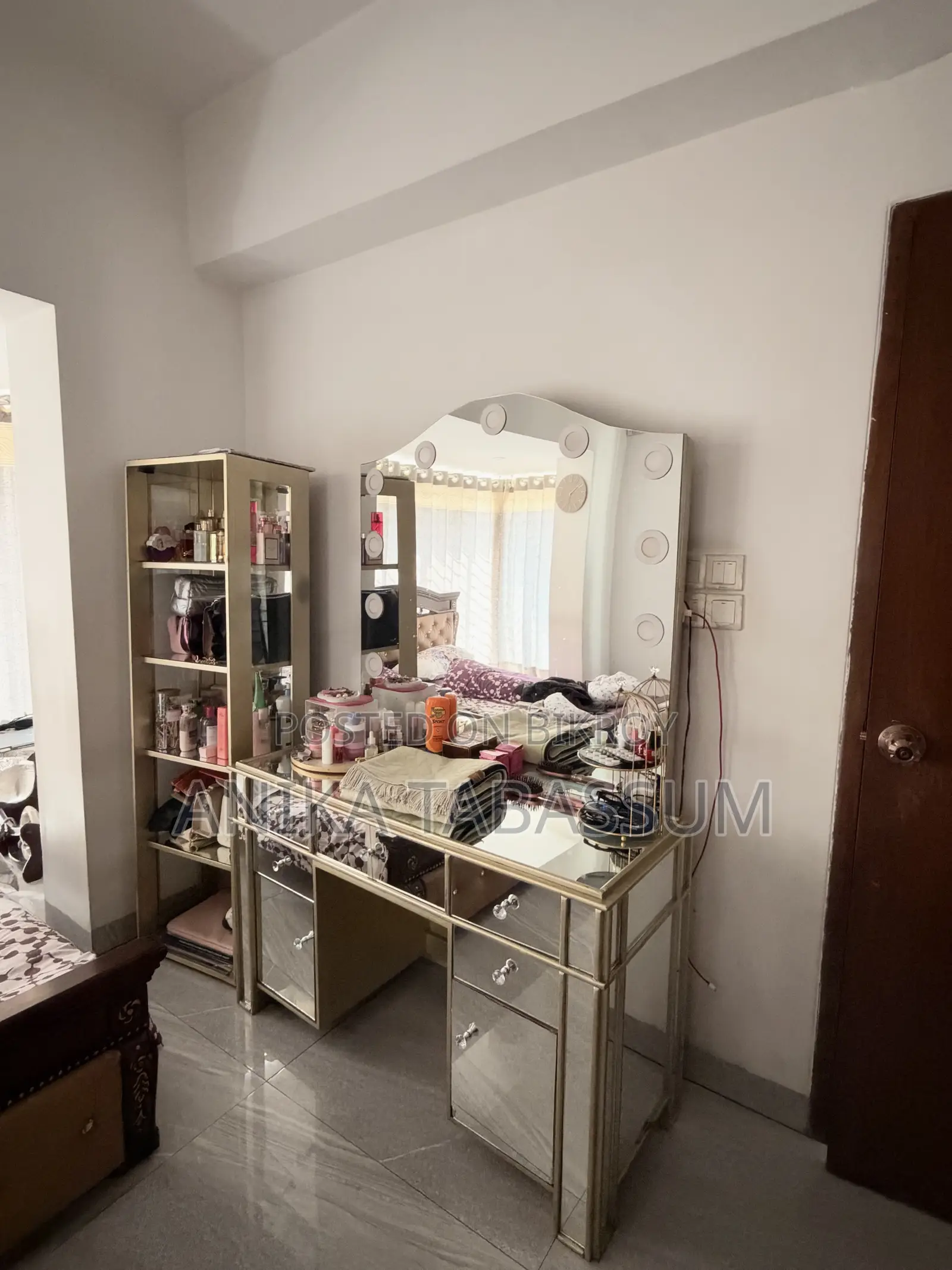 Dressing Table With Big Show Case
