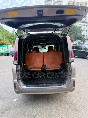 টয়োটা এসকয়ার ২০১৭ গ্রে