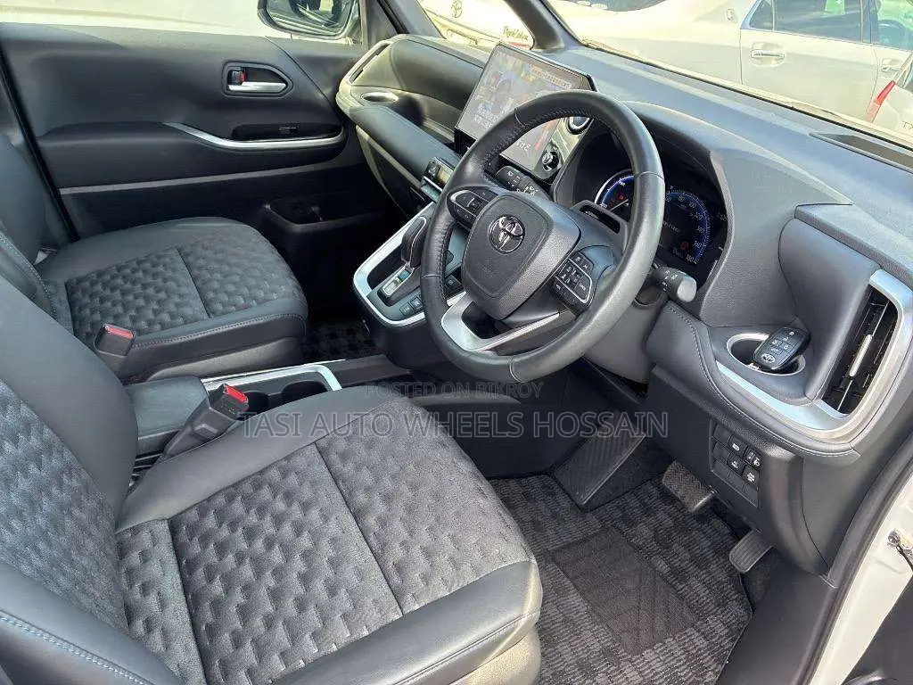 Toyota Voxy Hybrid S-Z Four-Wheel Drive 7-Seater 2022 Pearl