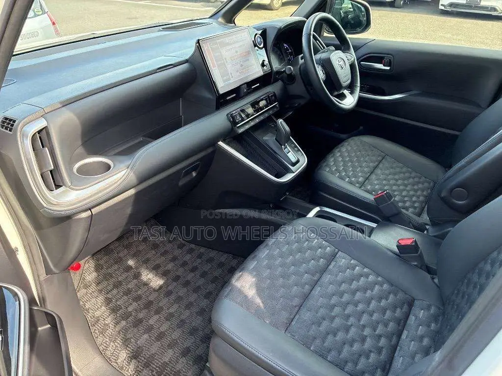 Toyota Voxy Hybrid S-Z Four-Wheel Drive 7-Seater 2022 Pearl