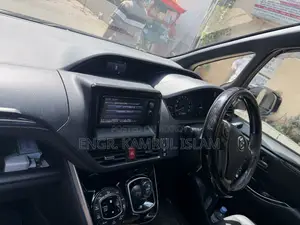 Toyota Esquire 1.8 Front-Wheel Drive Hybrid (7-seater) 2017 Black