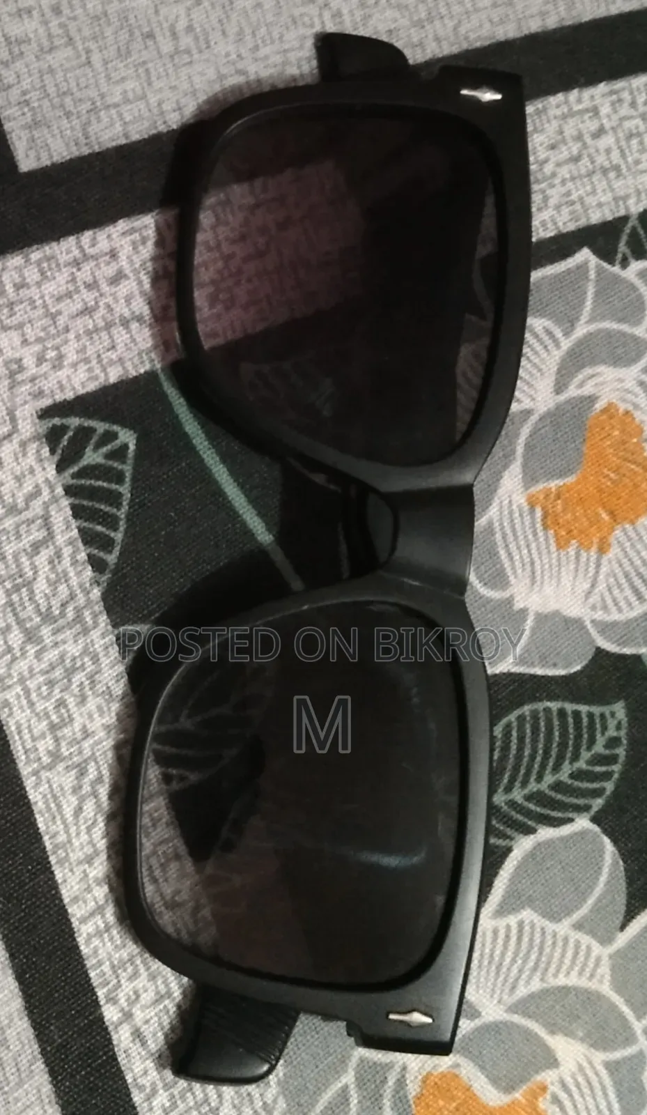 একটি স্টাইলিশ সানগ্লাস বিক্রয় করা হবে