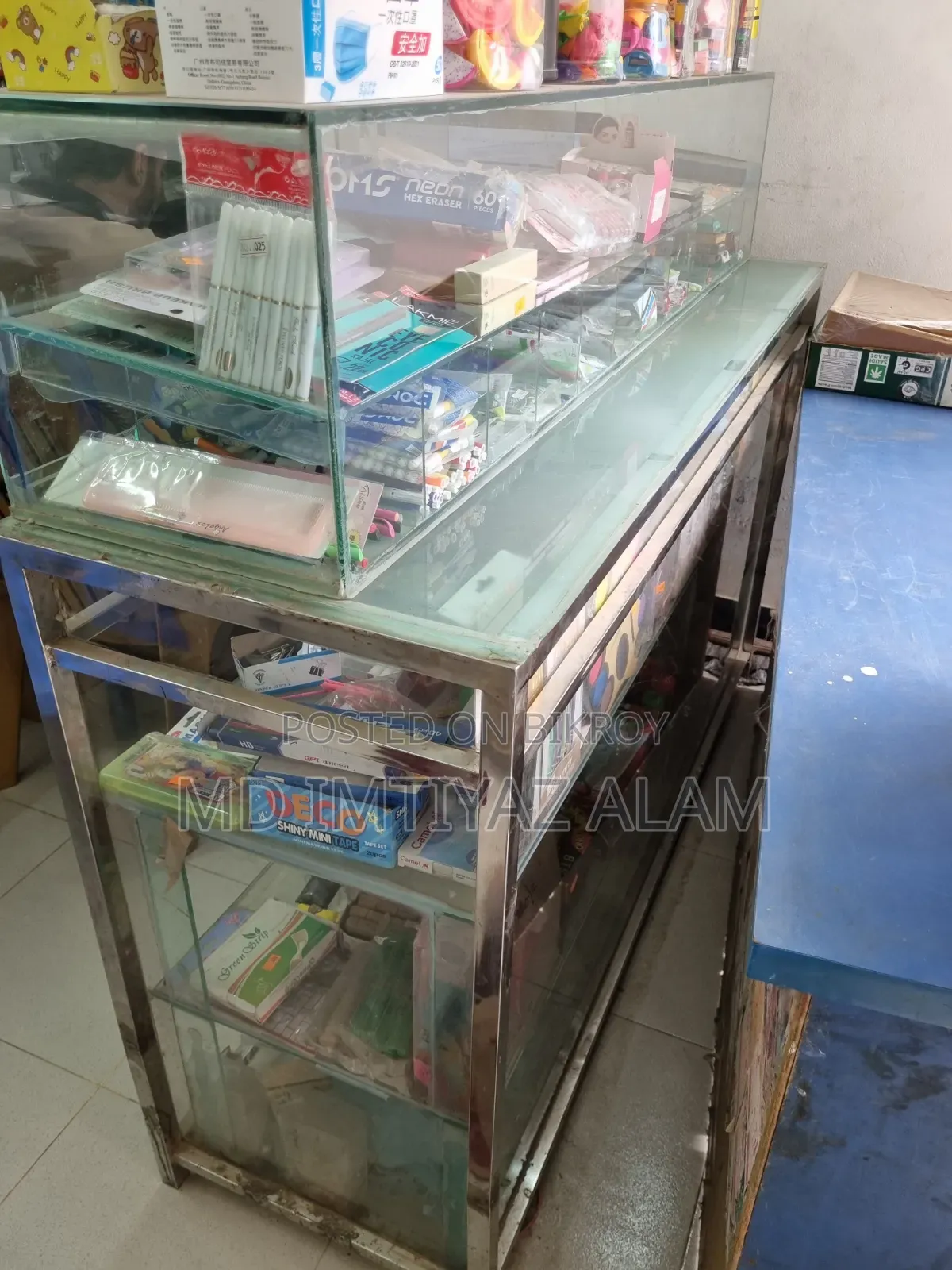 Shop display showcase