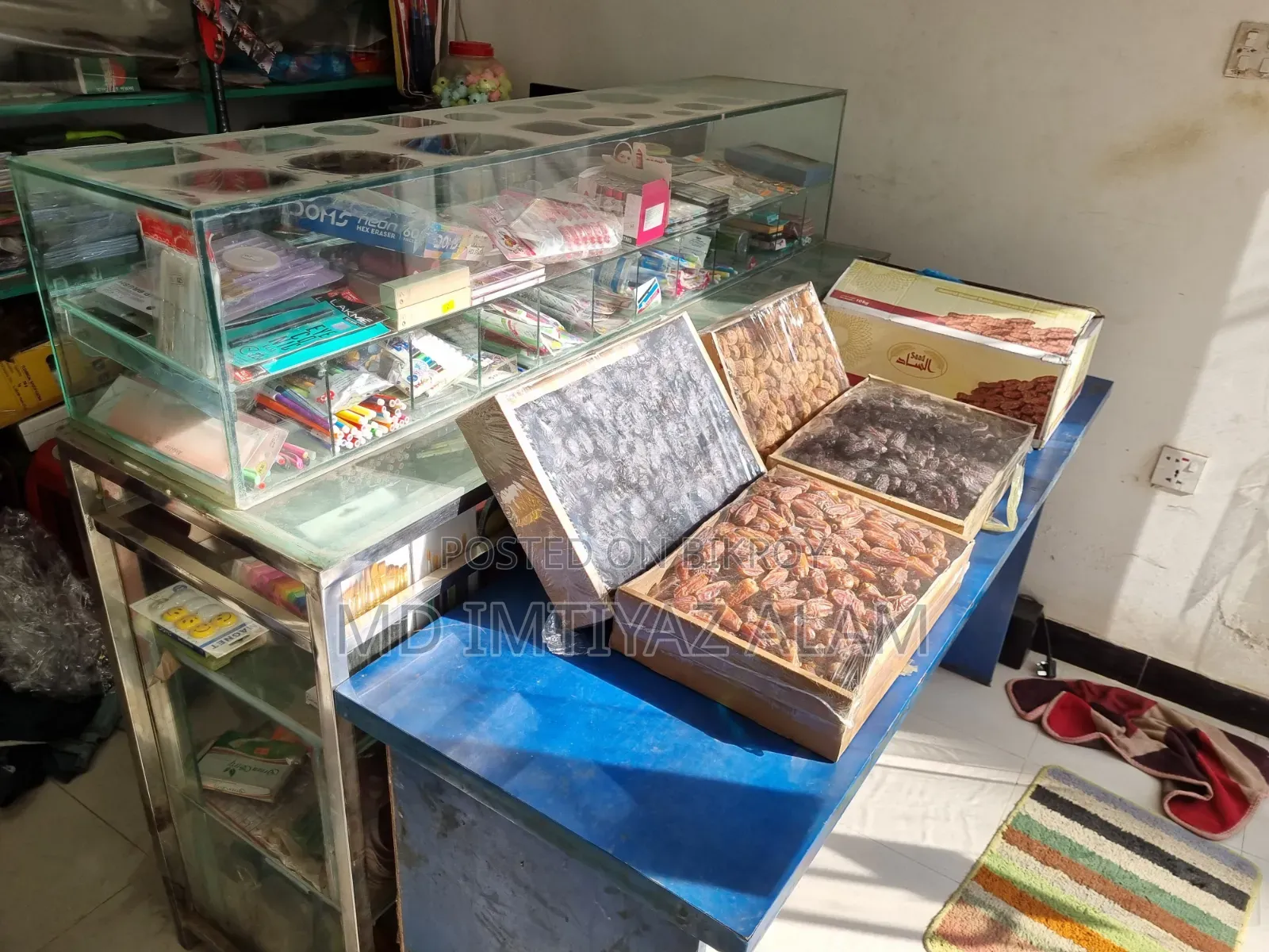 Shop display showcase