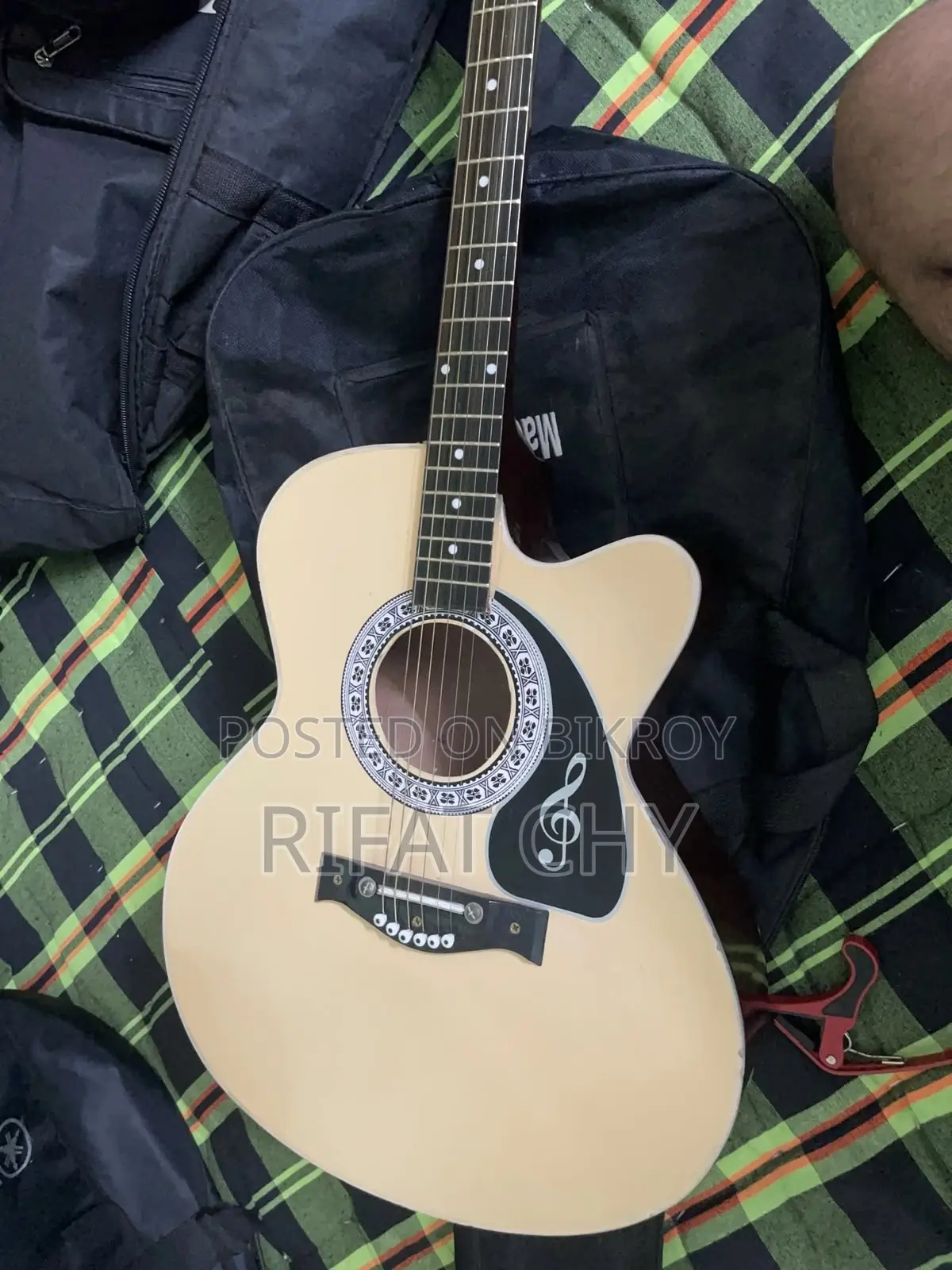 অ্যাকোস্টিক ব্রাউন গিটার