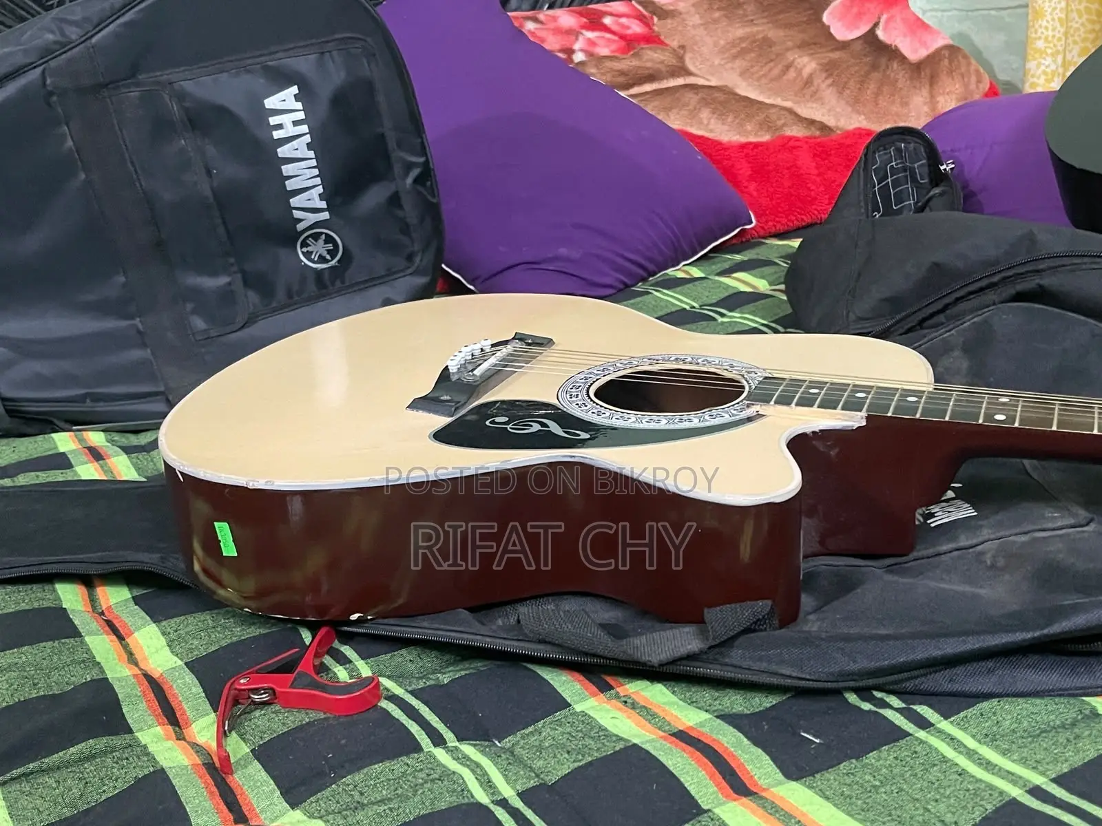 অ্যাকোস্টিক ব্রাউন গিটার