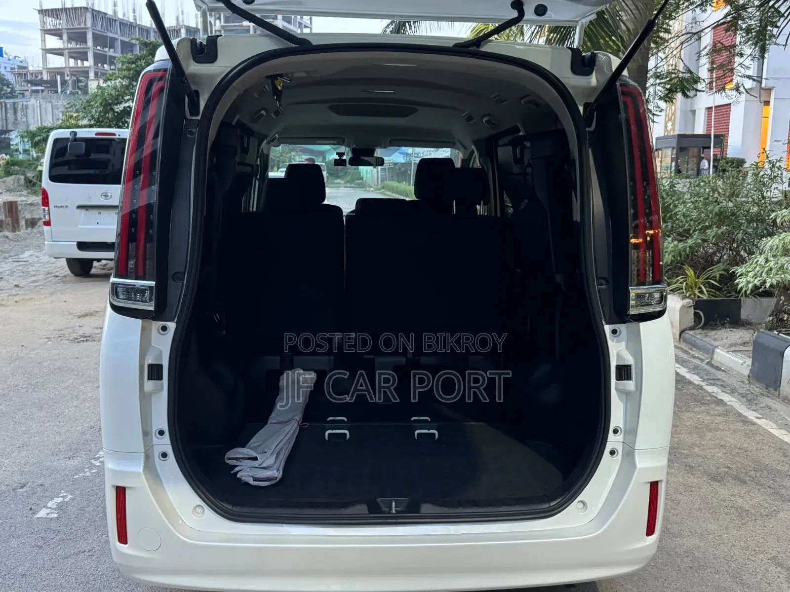 New Toyota Noah 2.0 Four Wheel Drive (8 Seater) 2021 Pearl