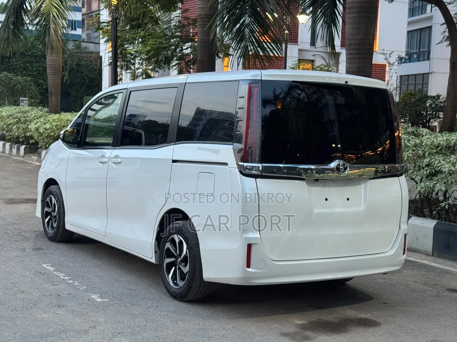 New Toyota Noah 2.0 Four Wheel Drive (8 Seater) 2021 Pearl