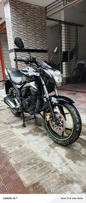 সুজুকি গিক্সার ২০২৫ কালো