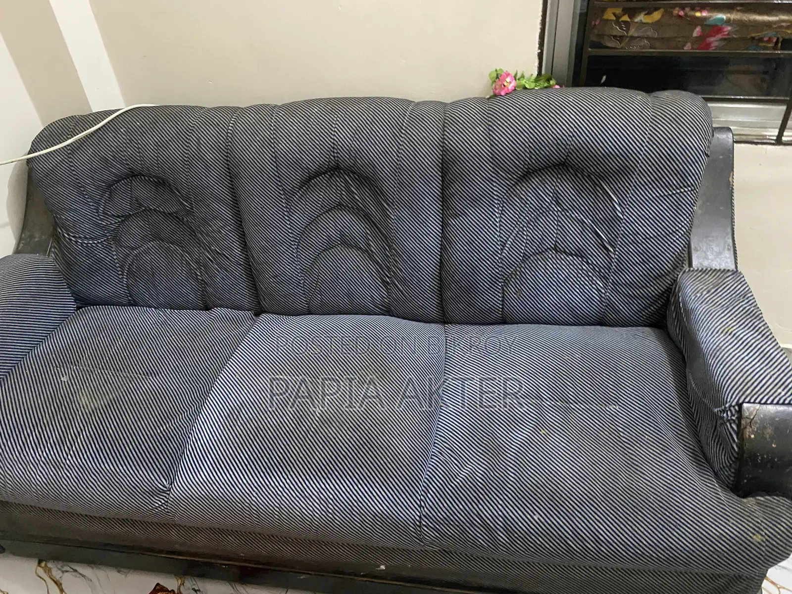 সোফাটি বিক্রি করা হবে।