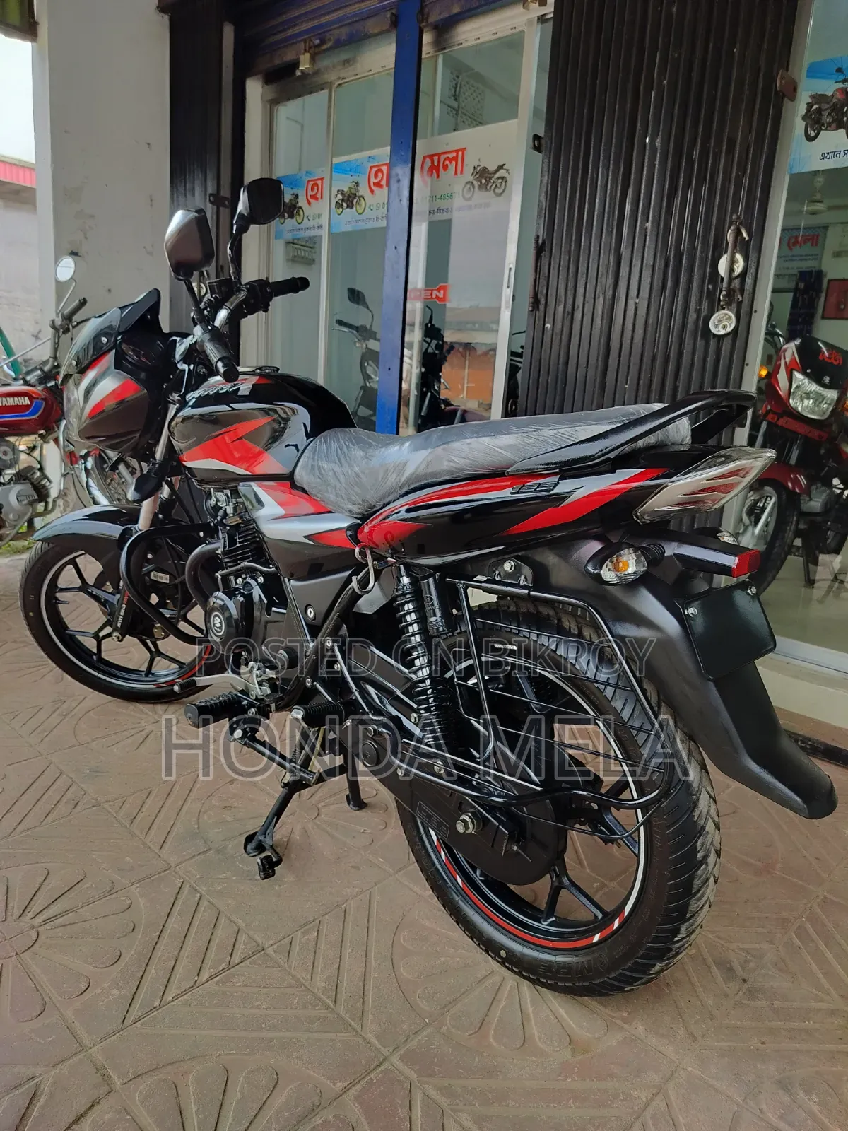 বাজাজ ডিসকভার ১২৫ ২০২৫ কালো